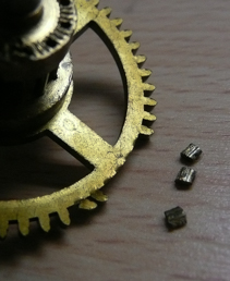 Ook het maken van nieuwe tanden in een rad is voor een goede klokkenmaker geen probleem